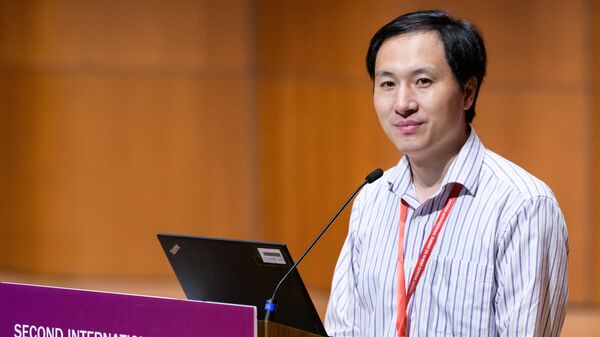 Китайский ученый Хэ Цзянькуй выступает на втором Международном саммите по редактированию генома человека в Гонконге. 28 ноября 2018 
