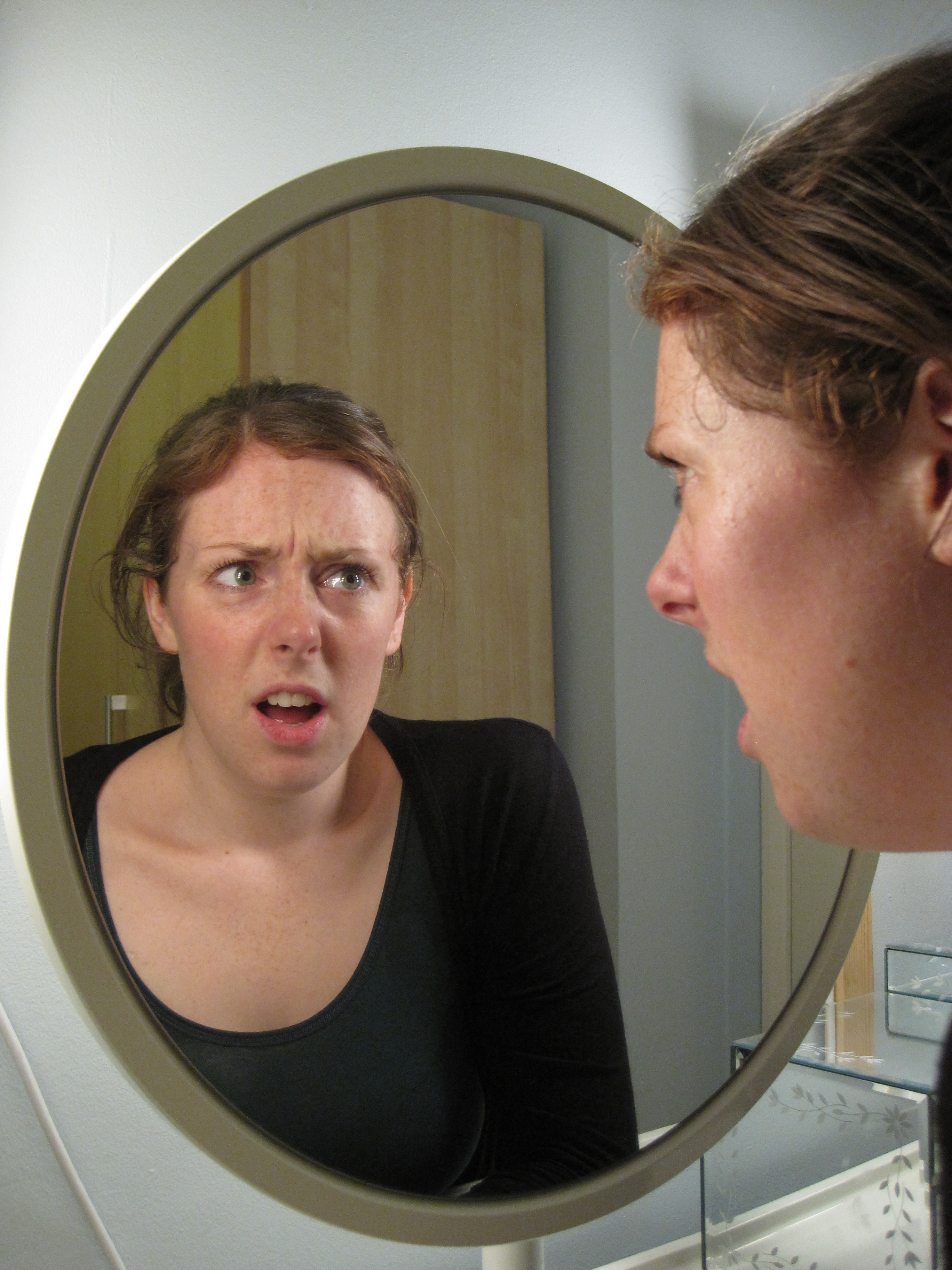 Что такое дисморфофобия. Дисморфофобия. Синдром дисморфофобии-дисморфомании. Искаженное лицо в зеркале.