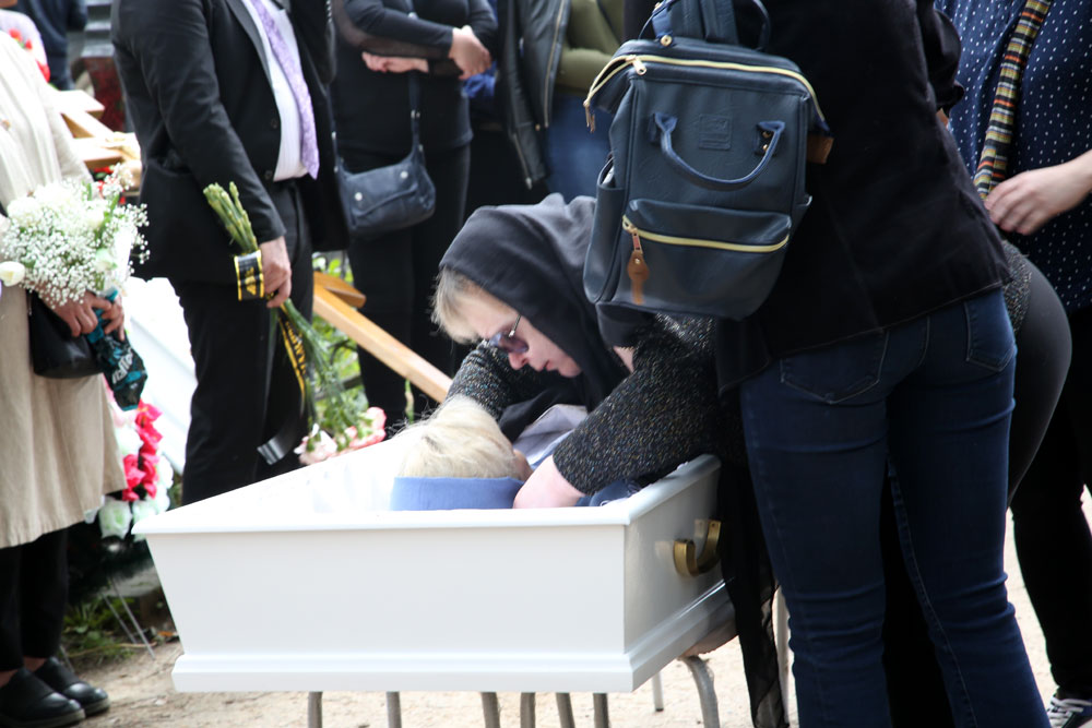 Видимо похоронить. Похороны дочери Елены Захаровой. Похороны Ольги Климовой.