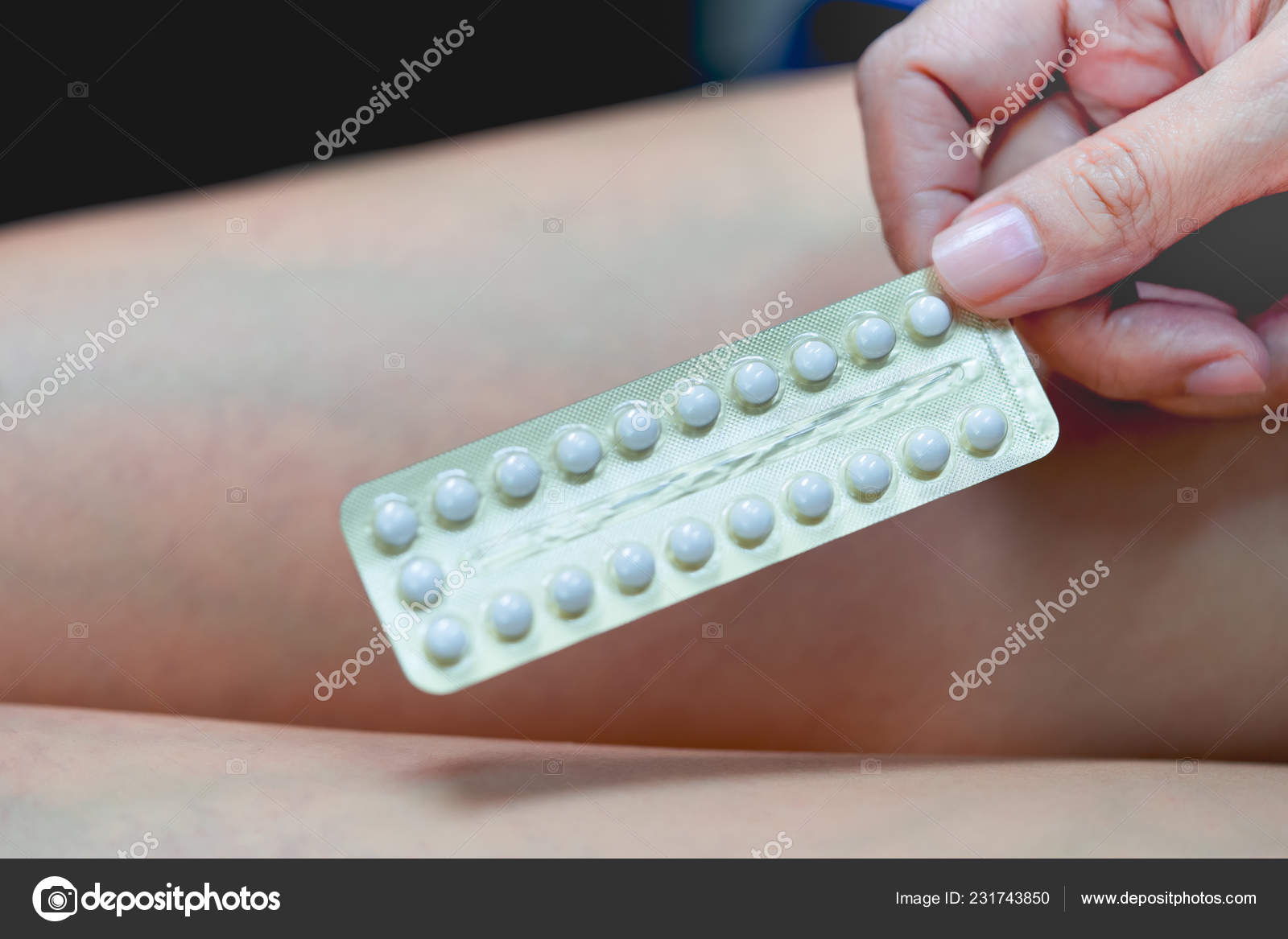Противозачаточные таблетки в руке