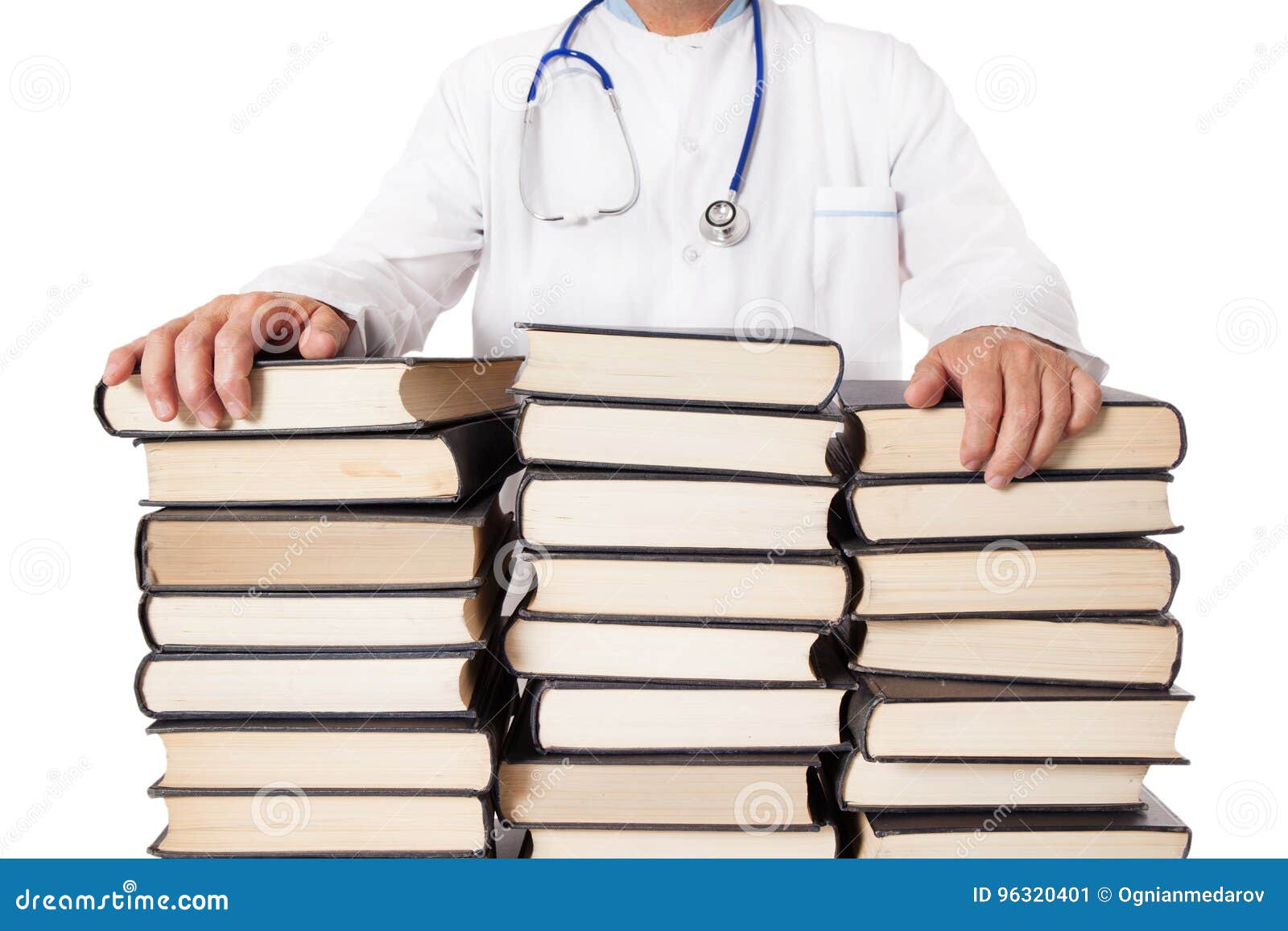 Читать книгу про врача. Медик с книгой. Книги про врачей. Знания врача. Студент медик с книгами.