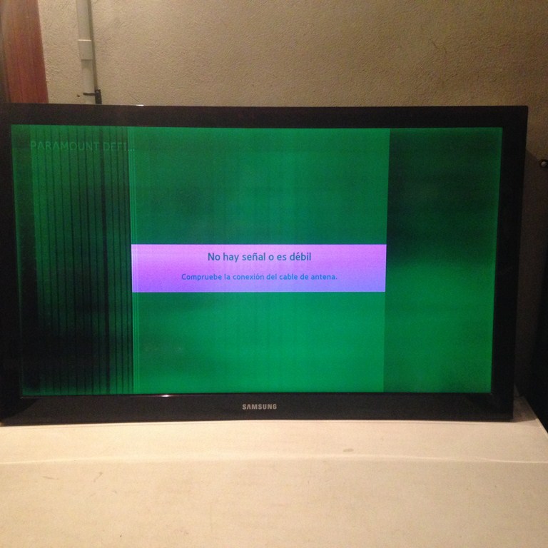 Зеленые полосы на телевизоре. Самсунг le40d503. Le40d503f7w зеленый экран. Телевизор le40d503f7w Samsung. Le40d503f7w подсветка.