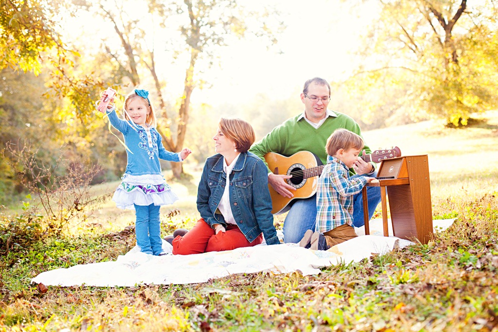 Песни о семье веселые современные. Семья в саду. Семья поет. Музыкальная семья. Семейное пение.